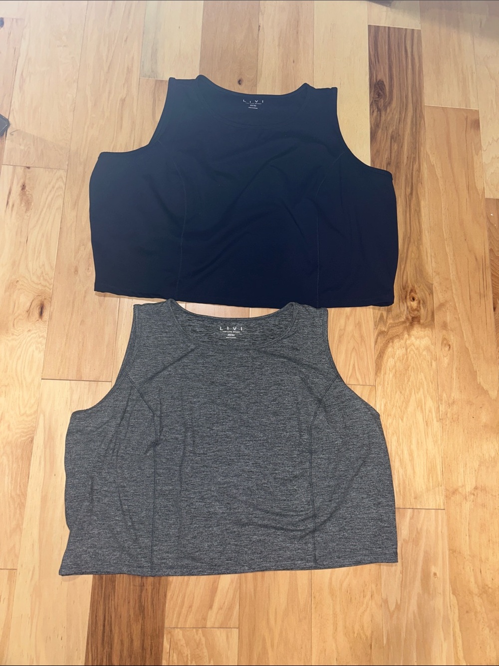 EUC LIVI set of 2 crop tops 30/32